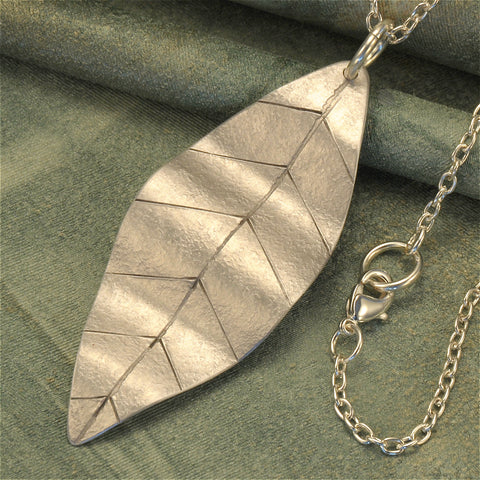 Leaf necklace in aluminum